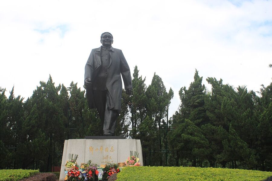 Estatua de Deng Xiaoping en Lianhuashan Park