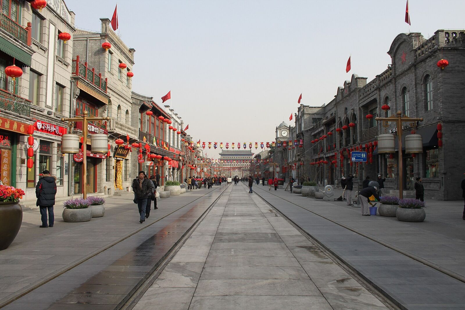 Calle peatonal de Qianmen con la puerta de Zhengyangmen al fondo